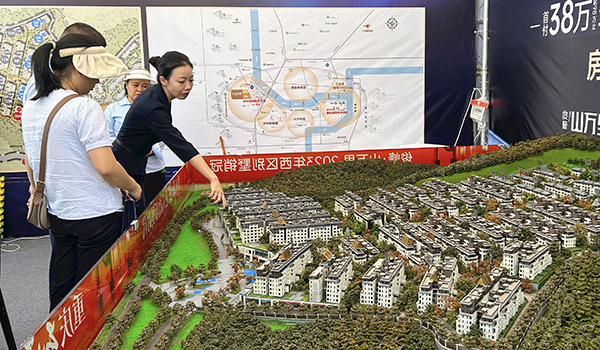 工作人員正為市民講解。唐鑫攝