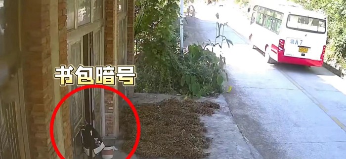 門口掛書包，是公交司機(jī)和留守兒童之間的“接頭暗號(hào)”。視頻截圖