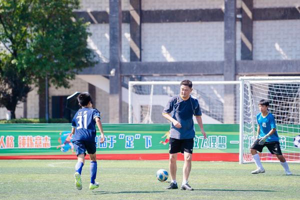 孫繼海為隊(duì)員作場(chǎng)上指導(dǎo) 唐文蕤攝