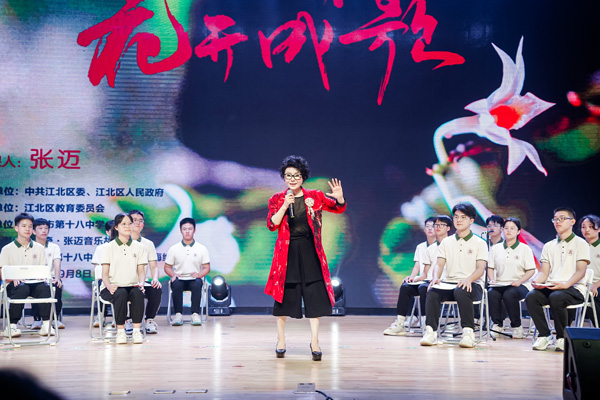 張邁指導(dǎo)學(xué)生演唱技巧。江北區(qū)教委供圖