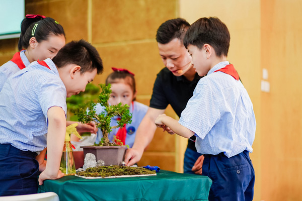 田原教學(xué)生制作盆景。江北區(qū)教委供圖
