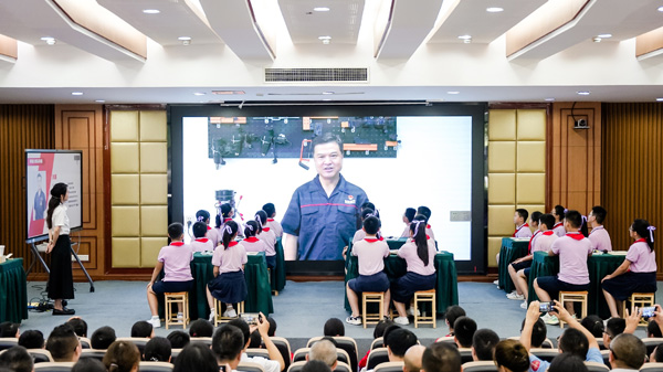 劉源為學(xué)生們上了一堂趣味科創(chuàng)課，用“科創(chuàng)飛機(jī)”引導(dǎo)學(xué)生感受工匠精神，激發(fā)創(chuàng)新意識(shí)。江北區(qū)教委供圖