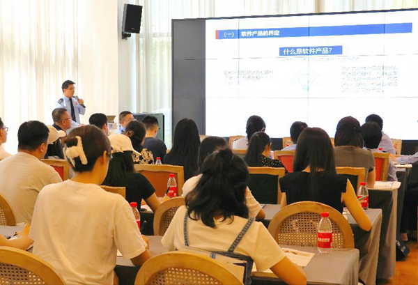 重慶經(jīng)開區(qū)稅務(wù)局組織人員走進重慶軟件園，向園區(qū)軟信企業(yè)講解相關(guān)稅費優(yōu)惠政策，開展專題答疑。 歐陽蕾攝