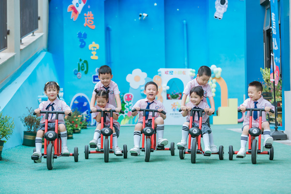 幼兒體驗(yàn)戶(hù)外游戲。朝陽(yáng)幼兒園供圖