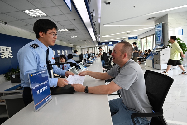 江北區(qū)第一稅務(wù)所英語專窗工作人員用英文與外籍人員溝通，協(xié)助其辦理退稅。馬梁峰攝