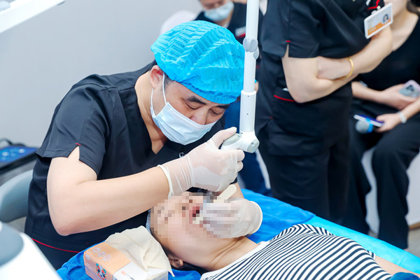 實操演示。 重慶美侖美奐整形美容醫(yī)院供圖