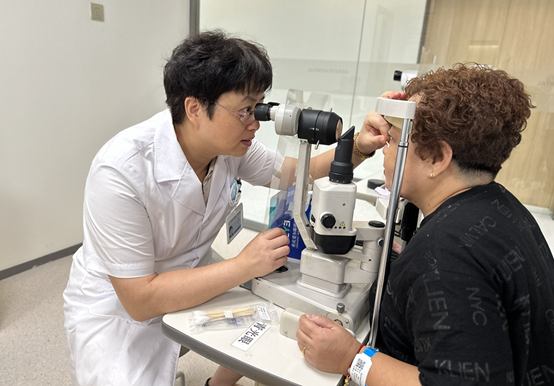 張曉城為患者檢查眼部情況。重慶南坪愛爾眼科醫(yī)院供圖