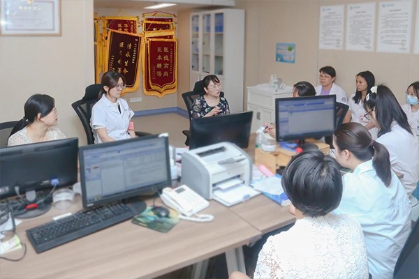 交流現(xiàn)場。重慶安琪兒婦產(chǎn)醫(yī)院供圖