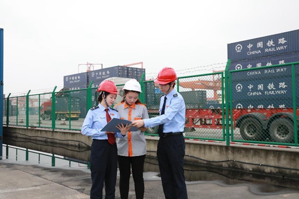 沙坪壩區(qū)稅務(wù)人員走訪物流企業(yè)，了解企業(yè)經(jīng)營(yíng)情況及涉稅需求。陳賽亞攝