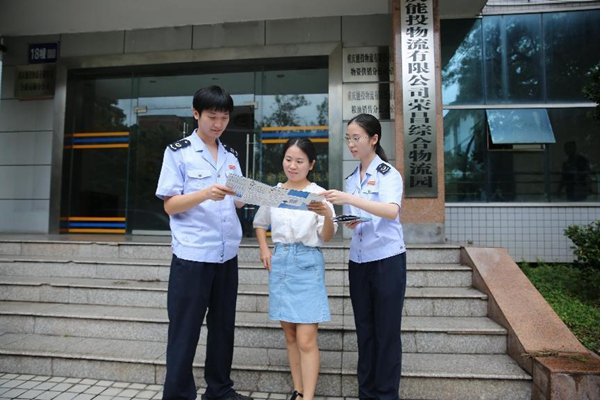 在重慶能投物流有限公司，榮昌區(qū)稅務(wù)人員向公司財(cái)務(wù)人員宣傳物流企業(yè)相關(guān)稅費(fèi)優(yōu)惠政策。文明燕攝