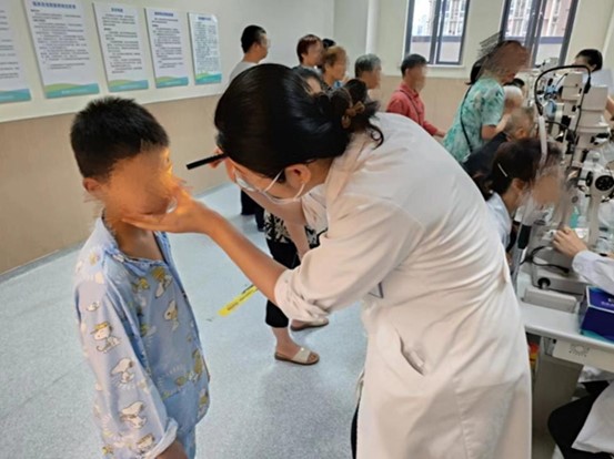 醫(yī)生徐琳琳為患者進(jìn)行術(shù)前檢查。重慶愛爾眼科醫(yī)院總院供圖