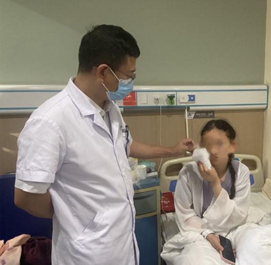 醫(yī)生袁洪峰為患者做檢查。重慶愛爾眼科醫(yī)院總院供圖