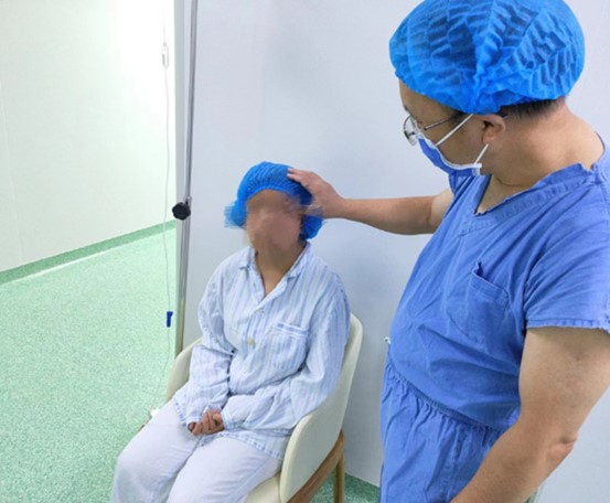 醫(yī)生周自強(qiáng)為患者做檢查。重慶愛爾眼科醫(yī)院總院供圖