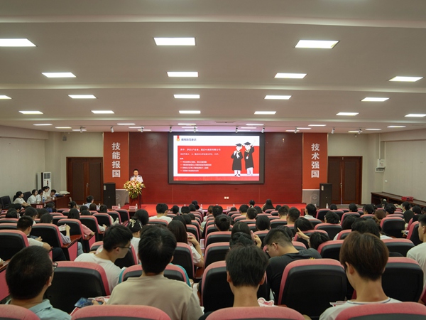 活動(dòng)中，重慶市稅務(wù)局第八稽查局工作人員講解重大稅收違法失信主體和納稅信用修復(fù)相關(guān)內(nèi)容。姜鐘偉攝