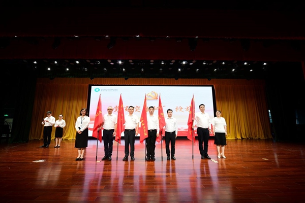 黨員突擊隊授旗儀式。重醫(yī)附屬璧山醫(yī)院供圖