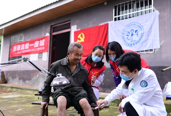 上門為患者服務(wù)。重醫(yī)附屬璧山醫(yī)院供圖