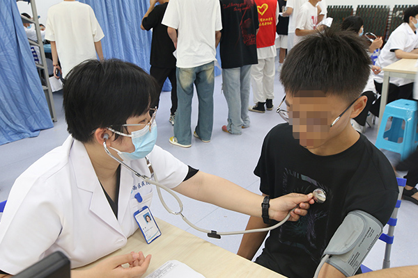 體檢現(xiàn)場。重慶西區(qū)醫(yī)院供圖