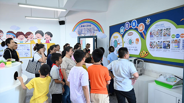 學(xué)生和家長參觀校園眼健康科普站。重慶南坪愛爾眼科醫(yī)院供圖