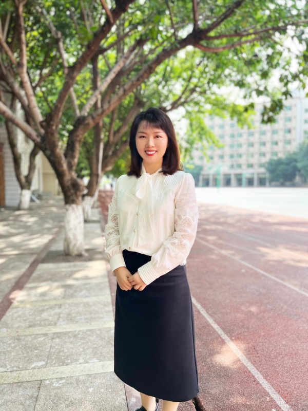 校園里的鄭霞飛。受訪者供圖