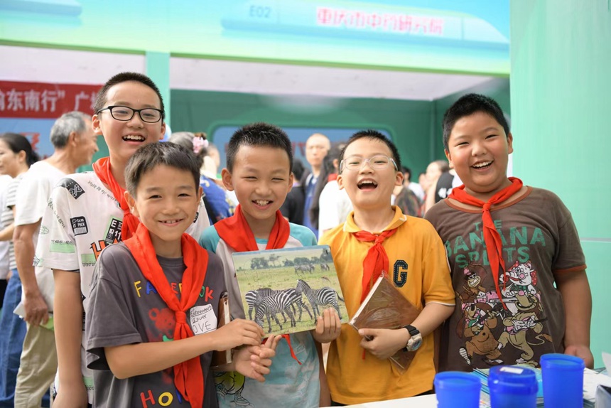 青少年來廣場科普活動體驗。重慶市科技局供圖