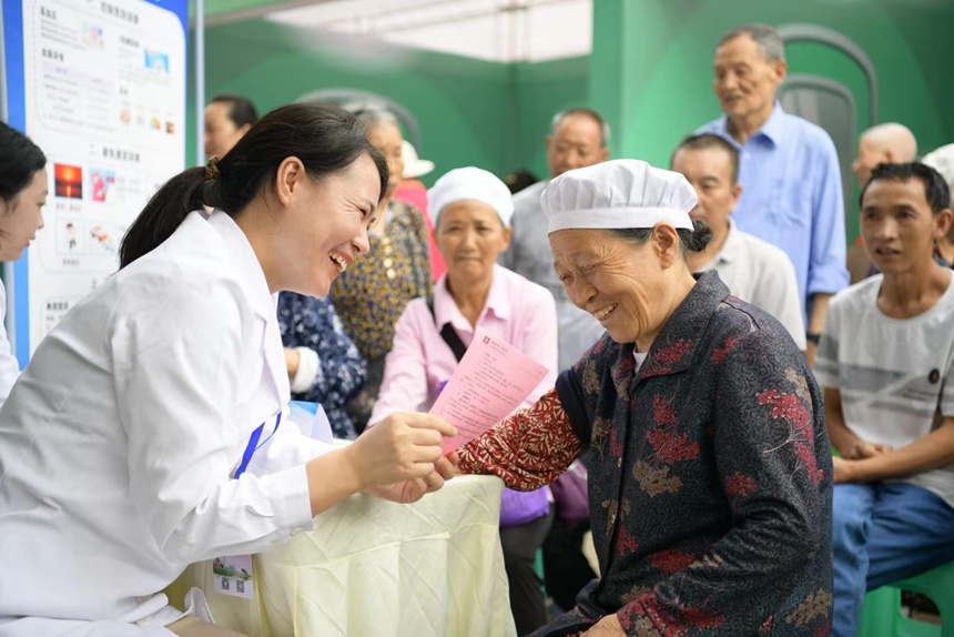 義診現(xiàn)場。重慶市科技局供圖