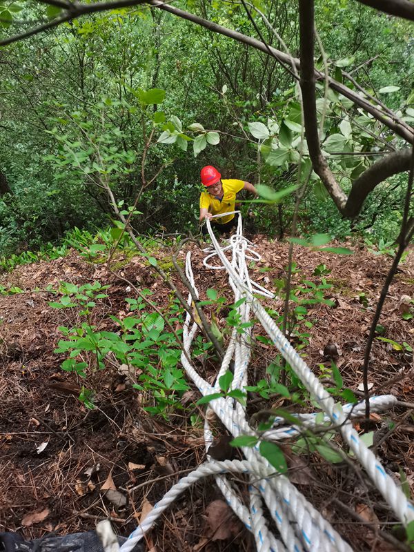 《翻山越嶺  排查險情》 。7月16日，在城口縣河魚鄉(xiāng)，重慶地質礦產(chǎn)研究院駐守地質工程師門宇寬身縛安全繩，翻爬山坡，開展大店村觀音峽S501省道危巖應急排危工作。鄧朝松攝