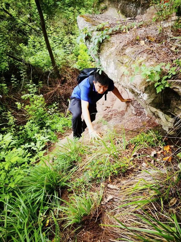 《躬身前行》。7月13日，川東南勘察公司駐守地質(zhì)工程師宋增寶在合川區(qū)龍鳳鎮(zhèn)龍多山危巖現(xiàn)場核實(shí)調(diào)查。孫煜攝