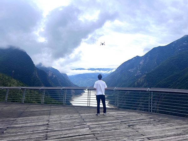 《無人機巡查》。入汛以來，重慶地質(zhì)礦產(chǎn)研究院扎實開展奉節(jié)縣庫區(qū)地質(zhì)災(zāi)害專業(yè)監(jiān)測預(yù)警工作，為做好危巖觀測、定位危巖地點，駐守地質(zhì)工程師通過無人機航拍開展有關(guān)工作。連鑫龍攝