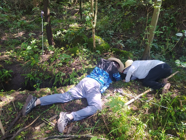 《心跳與大地同頻共振》。8月11日，在云陽縣青龍街道，107地質(zhì)隊(duì)云陽駐守小組對轄區(qū)地災(zāi)點(diǎn)開展巡查工作，駐守工程師趴在地上對地裂縫進(jìn)行測量觀察。李明亮攝