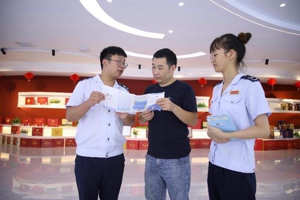 9月20日，豐都縣稅務(wù)人員走進(jìn)當(dāng)?shù)仄髽I(yè)，宣傳講解納稅信用相關(guān)政策。張凌云攝