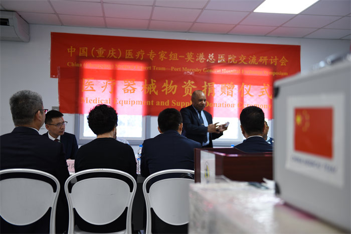 巴新莫港總醫(yī)院CEO  Dr.Paki Molumi（帕基·莫魯米）熱烈歡迎專家組一行的到來(lái)。黃楓攝