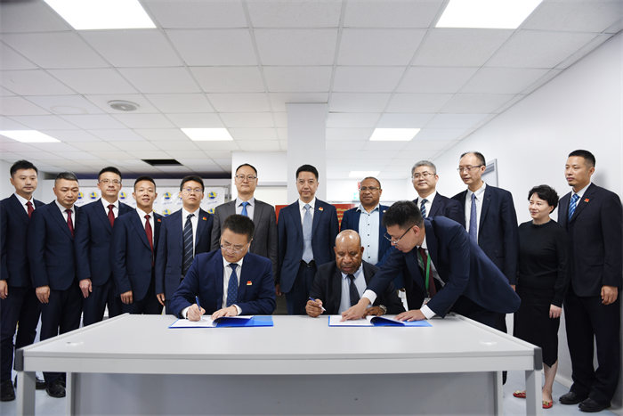 專家組副團(tuán)長(zhǎng)、重慶醫(yī)科大學(xué)附一院副院長(zhǎng)肖明朝與巴新莫港總醫(yī)院CEO Dr.Paki Molumi在捐贈(zèng)協(xié)議上簽字