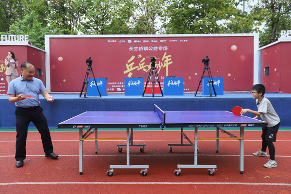 小選手參加開(kāi)球儀式。郭陵川攝