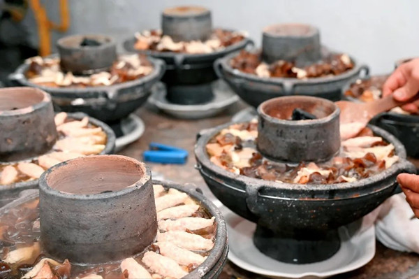 高縣土火鍋。重慶映像·萬達(dá)坊供圖