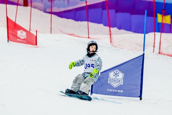沙坪壩區(qū)第六屆運動會滑雪比賽（青少年組）比賽現(xiàn)場。主辦方供圖