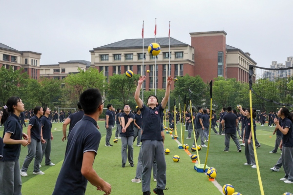 排球特色大課間展示活動。重慶八中供圖