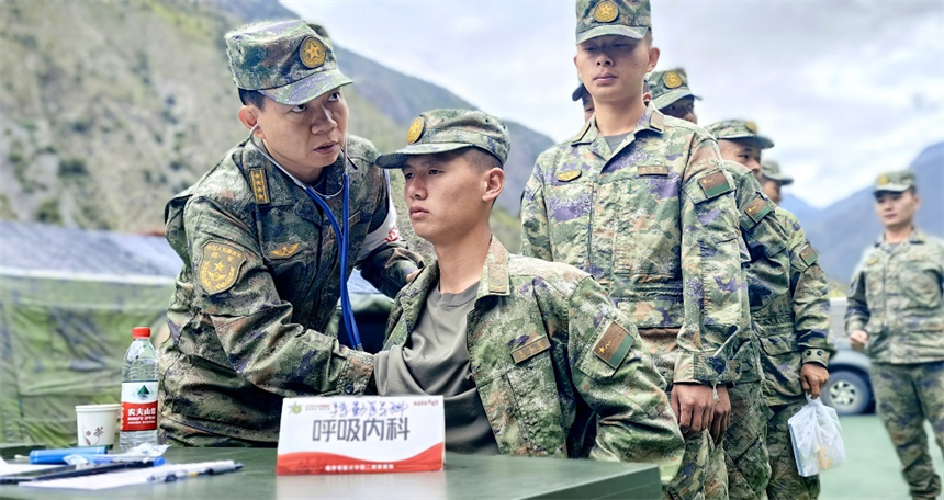 醫(yī)療隊專家為邊防戰(zhàn)士們進行健康體檢。曾理攝
