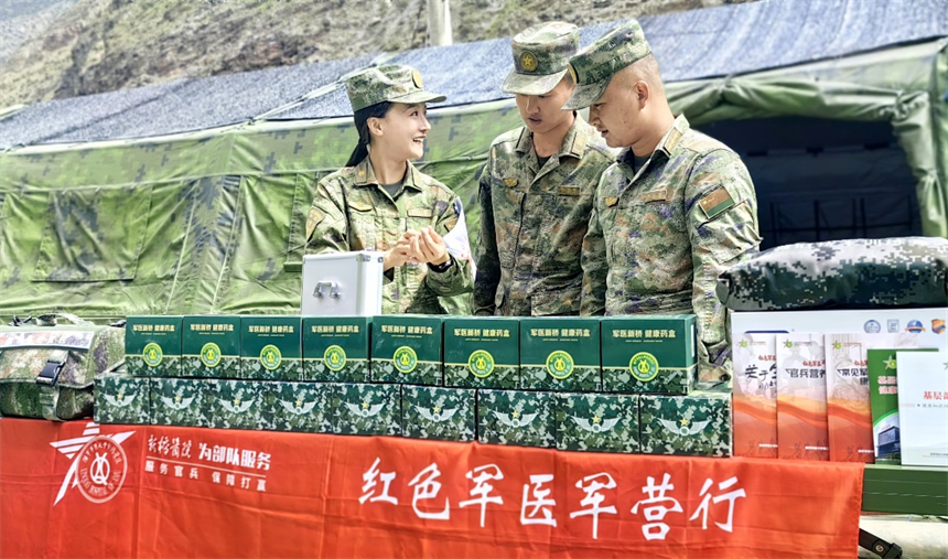 醫(yī)療隊為邊防官兵攜帶健康巡診包，為大家提供檢驗服務(wù)。曾理攝