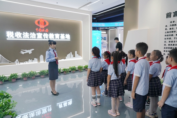 9月13日，在渝北區(qū)稅收法治宣傳教育基地，稅務人員給渝北區(qū)數據谷小學的同學們講解稅收發(fā)展史。紀源攝
