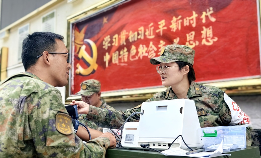 醫(yī)療隊(duì)專家為邊防官兵進(jìn)行健康體檢。曾理攝