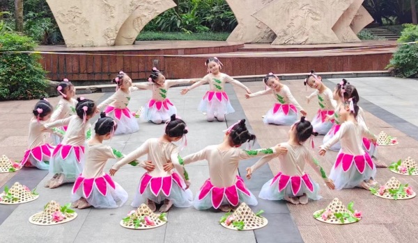 綠韻康城六一兒童節(jié)活動(dòng)現(xiàn)場(chǎng)。金科服務(wù)供圖