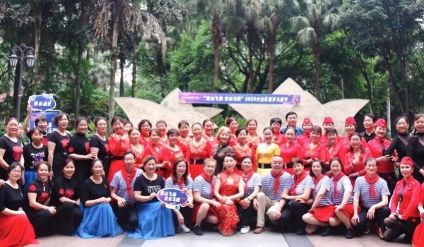 綠韻康城業(yè)主社群合影。金科服務(wù)供圖