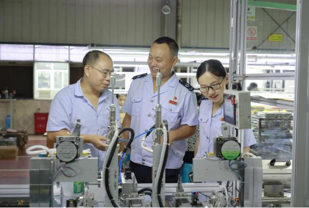 9月12日，忠縣稅務(wù)人員走進(jìn)南泰電子有限公司生產(chǎn)車間，了解企業(yè)生產(chǎn)情況和涉稅需求，征集意見建議。宋棚祥攝