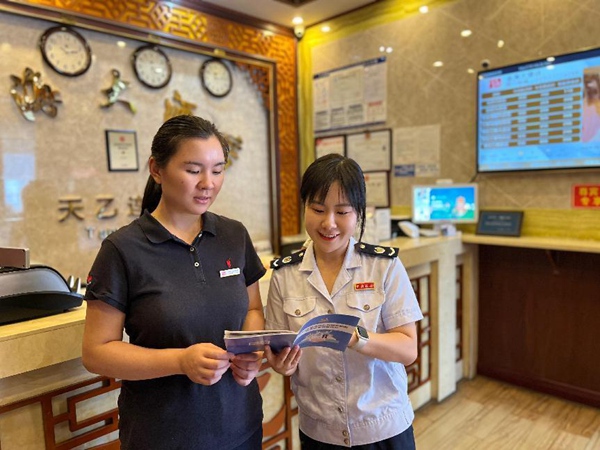 9月25日，武隆區(qū)稅務(wù)人員走訪酒店宣傳最新稅費優(yōu)惠政策，輔導(dǎo)申報、開票事宜。傅婧攝