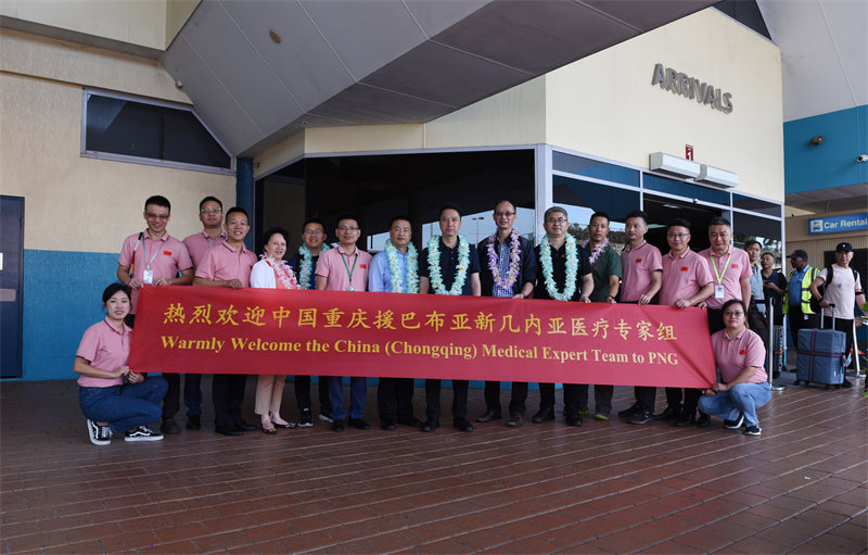 第12批中國（重慶）援巴新醫(yī)療隊(duì)到機(jī)場迎接短期專家組一行。黃楓攝