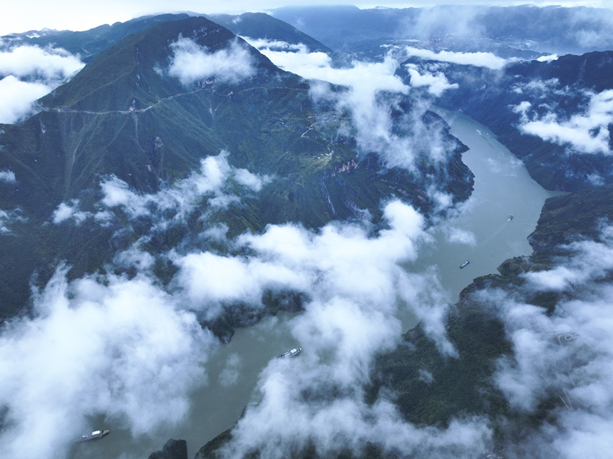 云霧籠罩下的巫峽。唐安冰攝