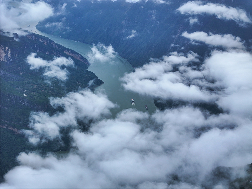 云霧籠罩下的巫峽。王正坤攝