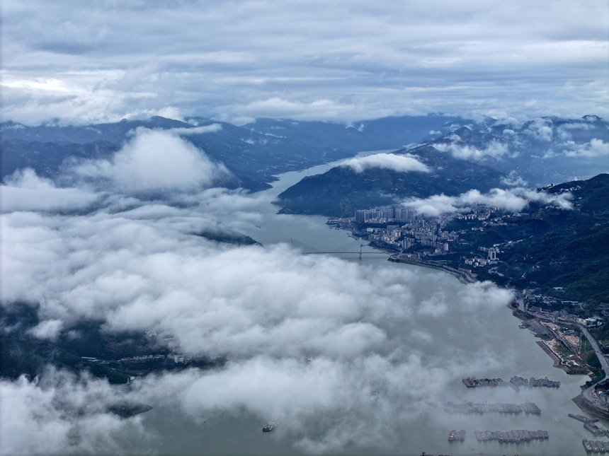 云霧下的瞿塘峽。王正坤攝