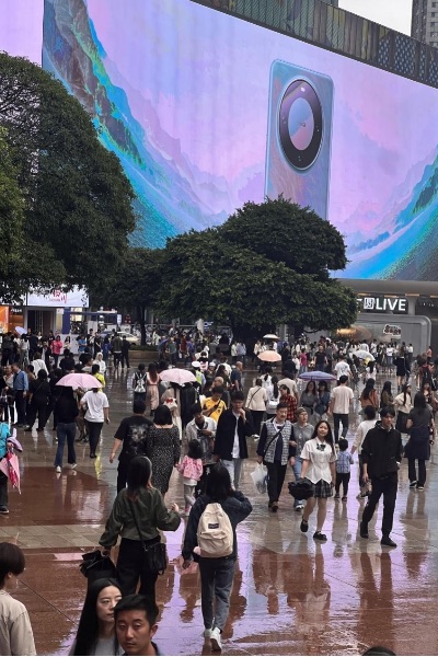 中秋國(guó)慶期間，觀音橋商圈人頭攢動(dòng)。潘珍凈攝