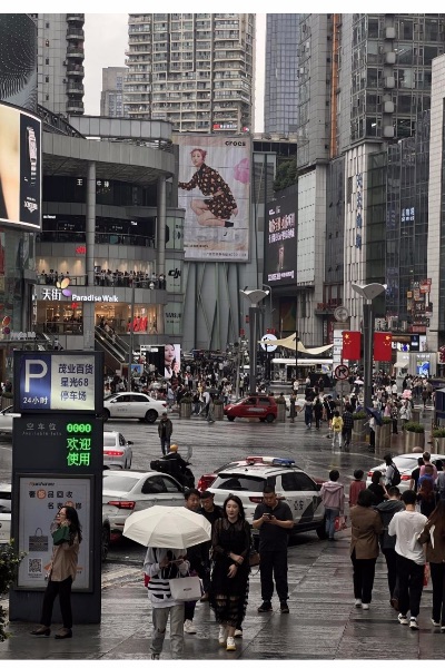 中秋國(guó)慶期間，觀音橋商圈人頭攢動(dòng)。潘珍凈攝